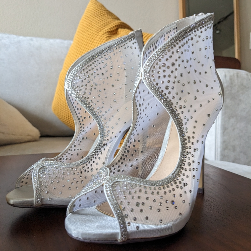 Stunning wedding or prom heel. Lady Couture Bonita Silver sz 40 (8.5)